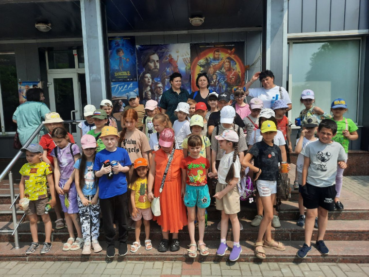 Школьный лагерь "Улыбка" Поход в кино.